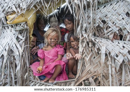MABUL ISLAND, SABAH, MALAYSIA - JANUARY 29 : Unidentified Sea Gypsies family on January 29, 2012 in Sabah, Malaysia. The Sea Gypsies are sea nomads that move from one place to another.