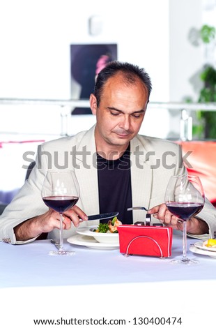 Man eating salad in a cafe