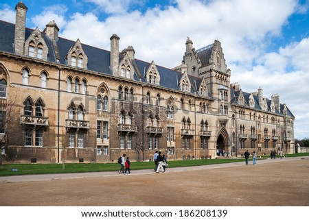 OXFORD, OXFORDSHIRE/UK - MARCH 25 : View of one of Oxford University colleges in Oxford on March 25, 2005. Unidentified people.