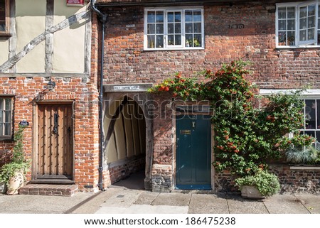 SANDWICH, KENT/UK - SEPTEMBER 29 : View of a cottage and the Holy Ghost alleyway in Sandwich Kent on September 29, 2005