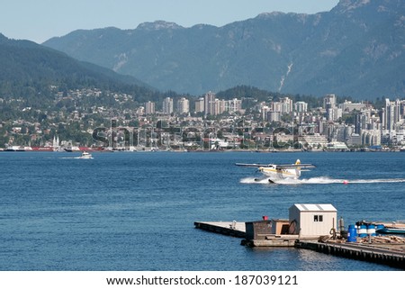 VANCOUVER, BRITISH COLUMBIA/CANADA - AUGUST 14 : Seaplane taxiingin Vancouver on August 14, 2007