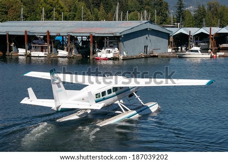 VANCOUVER, BRITISH COLUMBIA/CANADA - AUGUST 14 : Seaplane taxiingin Vancouver on August 14, 2007