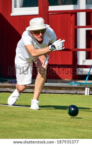 COLEMAN\'S HATCH, SUSSEX/UK - JUNE 27 : Lawn bowls match at Colemans Hatch in Sussex on june 27, 2009. Unidentified woman.