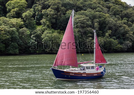TOTNES, DEVOV/UK - JULY 29 : Sailing up the River Dart near Totnes on July 29, 2012. Unidentified people.