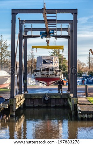 ELY, CAMBRIDGESHIRE/UK - NOVEMBER 23 : Boat cleaning in Ely on November 23, 2012. Unidentified person.