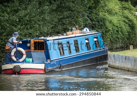ALDERMASTON, BERKSHIRE UK - JULY 5 : Narrow boat on the Kennet and Avon Canal near Aldermaston Berkshire on July 5, 2015. Unidentified man