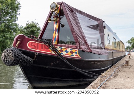 ALDERMASTON, BERKSHIRE UK - JULY 5 : Narrow boat on the Kennet and Avon Canal in Aldermaston Berkshire on July 5, 2015