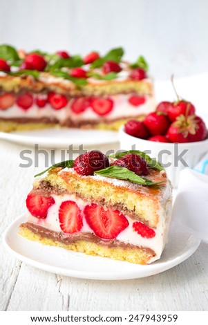Strawberry cake with banana and chocolate