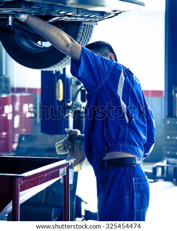 Auto repair factory parked engine,Workers concentrate on work.