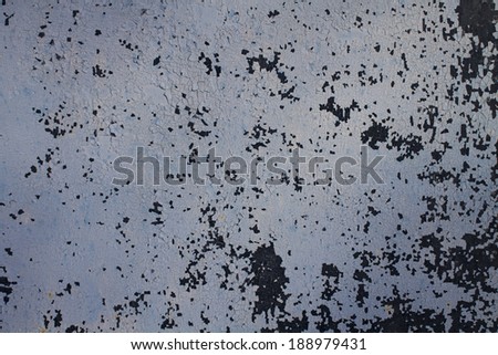 white plastered wall with bitumen droplets