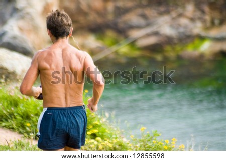 man without doing sport shirt, with the sea in the background.