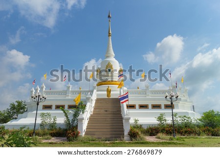 place of worship with sky background at Wat Khun Sai