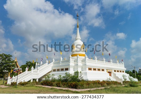 place of worship with sky background at Wat Khun Sai