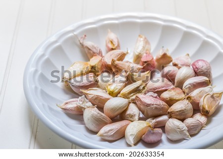 Garlic on white plastic plate