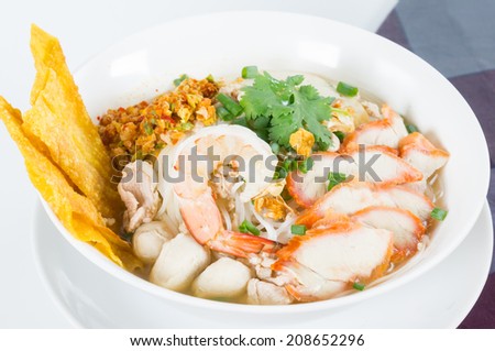 Combination Noodle contains stir fried silver noodle,shrimp,fish ball,fish cake,BBQ pork,chicken,bean sprouts,green onions,cilantro,crushed peanuts,dried chili, garlic,crispy wonton skin