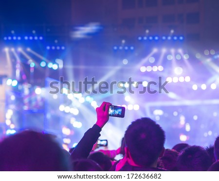 audience silhouettes at a live music concert