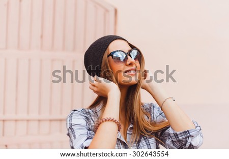 Close up fashion portrait of young hipster pretty woman, waiting for her meeting,wait for friends,walking and having fun at shopping center.Walking on the city,hiker,traveler.walk alone