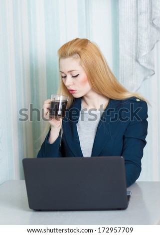 business lady with a laptop at the table