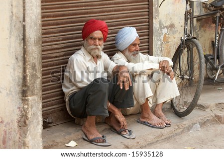 India, Delhi. 30 April 2005. Two elderly hindus with traditional turbans