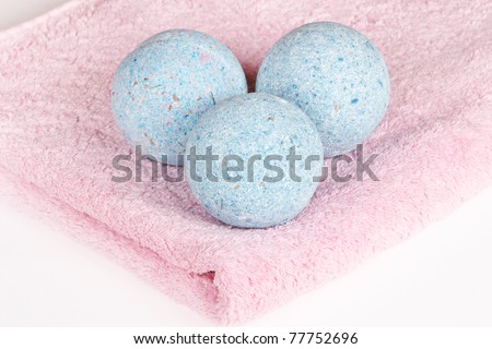 Towel and lavender beads with a calming effect for the bath