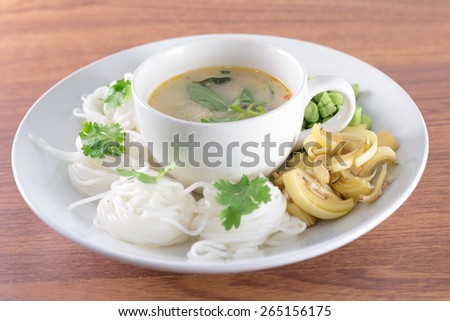 boiled Thai rice vermicelli, usually eaten with curries