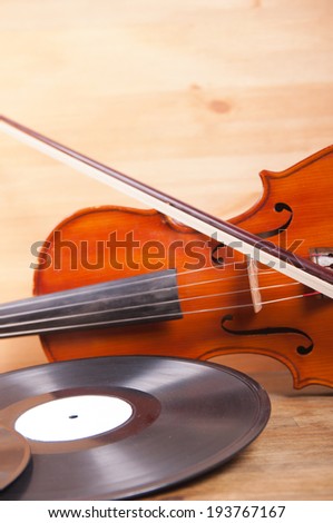 Violin, bow and vinyl records on the table