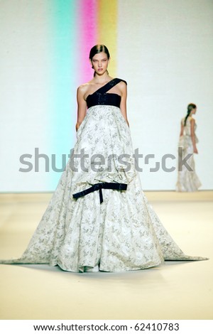 carolina herrera logo. Runway At Carolina Herrera