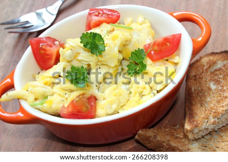 scrambled eggs with tomatoes and toast