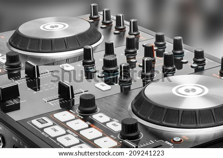 DJ audio mixing device