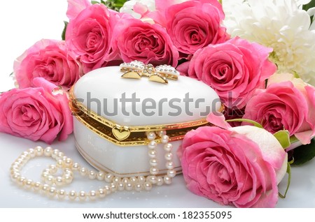 White giftcard Jewelry Box with the necklace bouquet of flowers roses