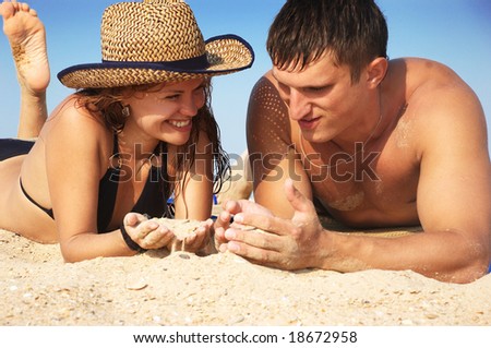 The boy and girl play sand