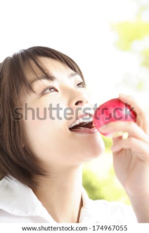 Japanese woman eating an apple