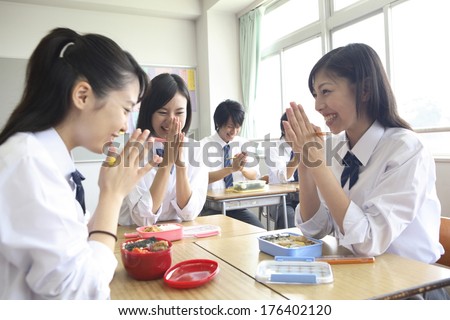 Japanese students eating lunch