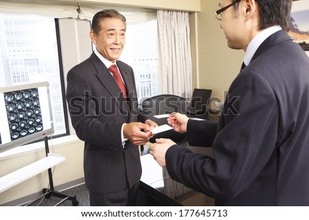 Japanese Businessman to exchange business cards