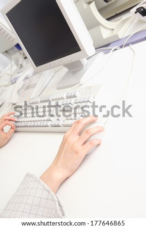 Hand of Office Lady working on al computer