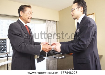 Japanese businessman to exchange business cards