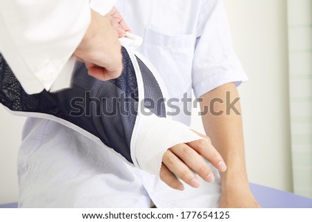 Man\'s arm in cast