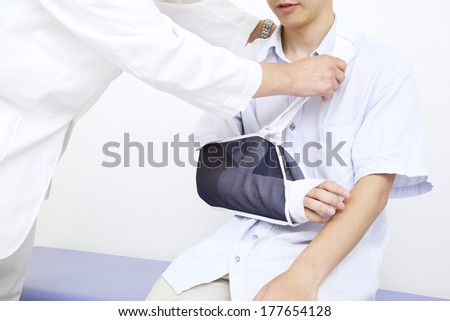 Man\'s arm in cast