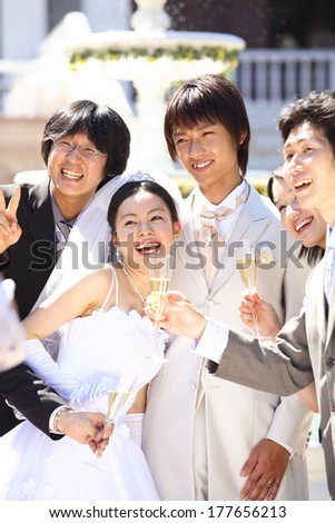Japanese Bride and groom to take photos with friends