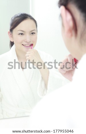 woman who brush their teeth in the wash basin