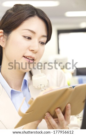 Japanese businesswoman want to check the schedule while on the phone