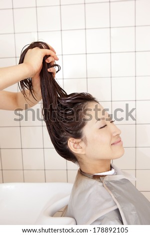 The Japanese woman who has a beautician do hair treatment
