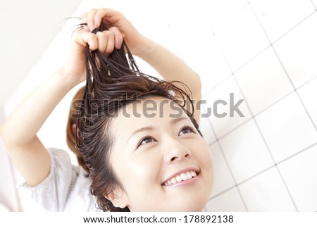 The Japanese woman who has a beautician do hair treatment