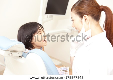 Dental hygienist to talk to female patient