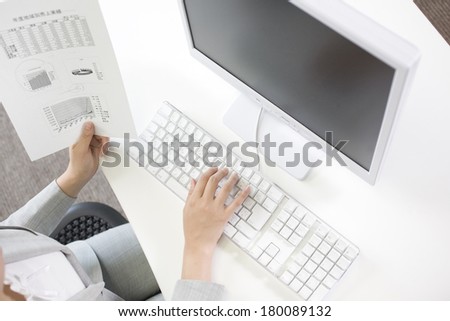 Japanese woman to operate the PC while watching the material