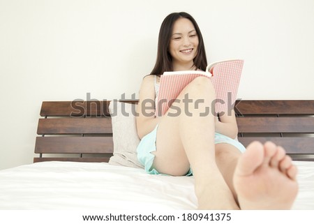 Japanese women read magazines