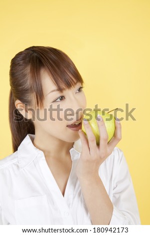 Japanese woman who try to eat an apple