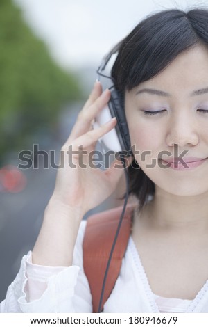 Students listening to music with their eyes closed,