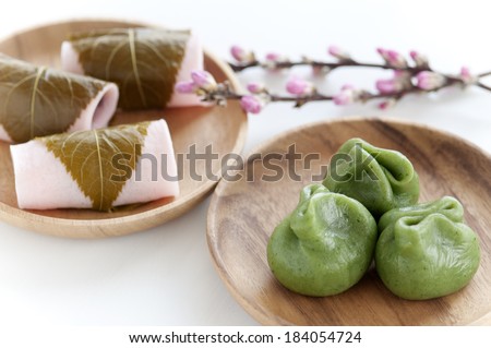 Kusamochi and bean paste rice cake wrapped in a cherry leaf