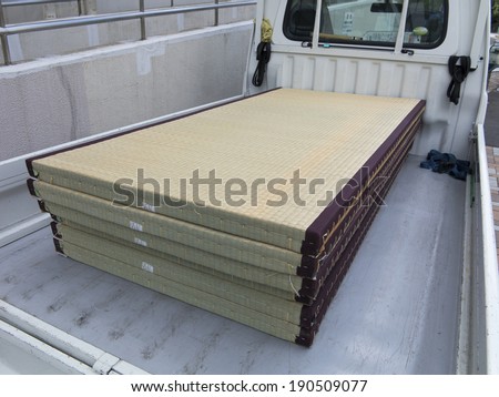 Tatami laden pick-up truck bed